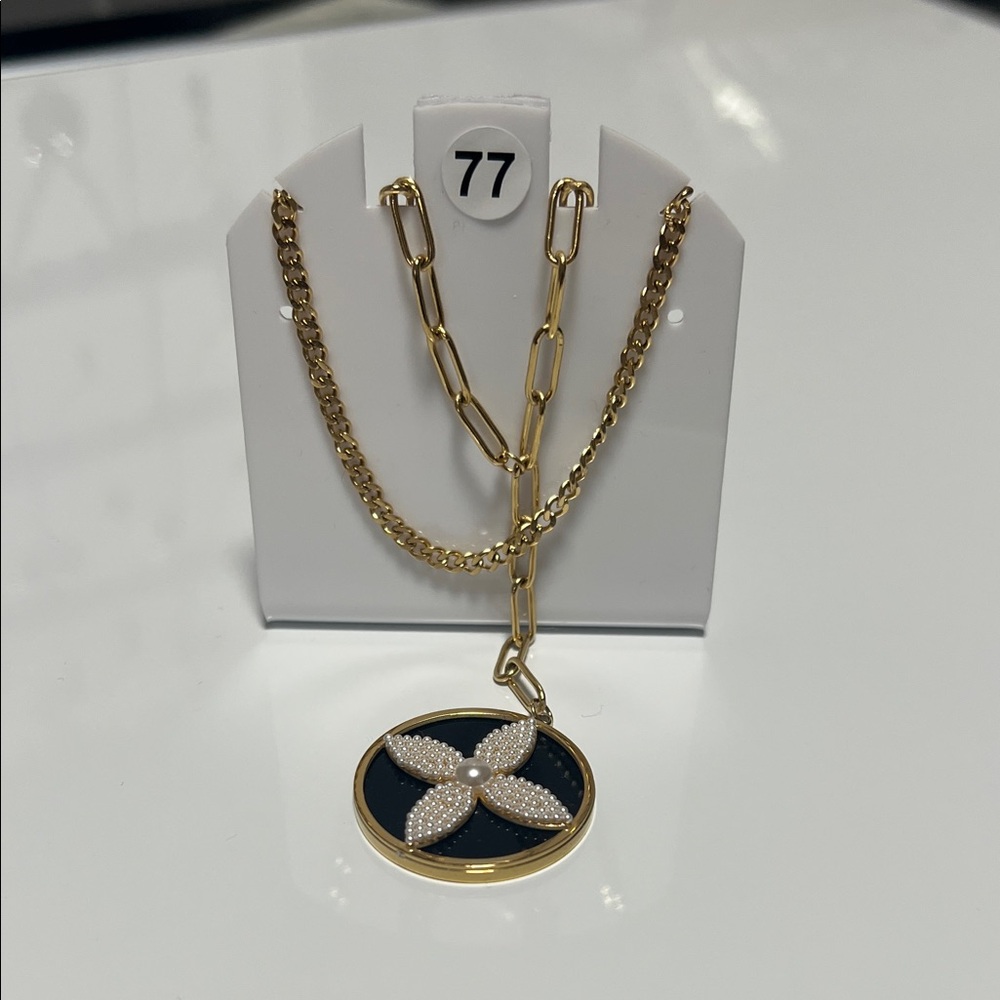 Elegant Gold and Black Pendant Necklace